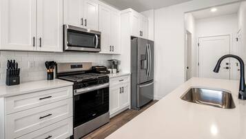 Frigorifero, microonde, forno, piano cottura