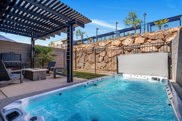 Outdoor dining - 1626, Private Swim Spa, Hot tub, Resort access (Washington)