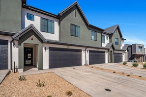 Exterior - 1626, Private Swim Spa, Hot tub, Resort access (Washington)