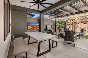 Outdoor dining - 1626, Private Swim Spa, Hot tub, Resort access (Washington)