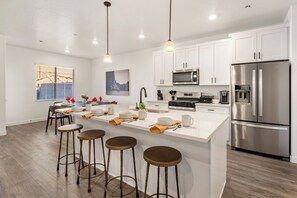 Refrigerador, microondas, horno, placa de cocina