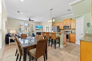 冷蔵庫、電子レンジ、食器洗い機、コーヒー / ティーメーカー