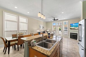 Réfrigérateur, micro-ondes, lave-vaisselle, cafetière/bouilloire