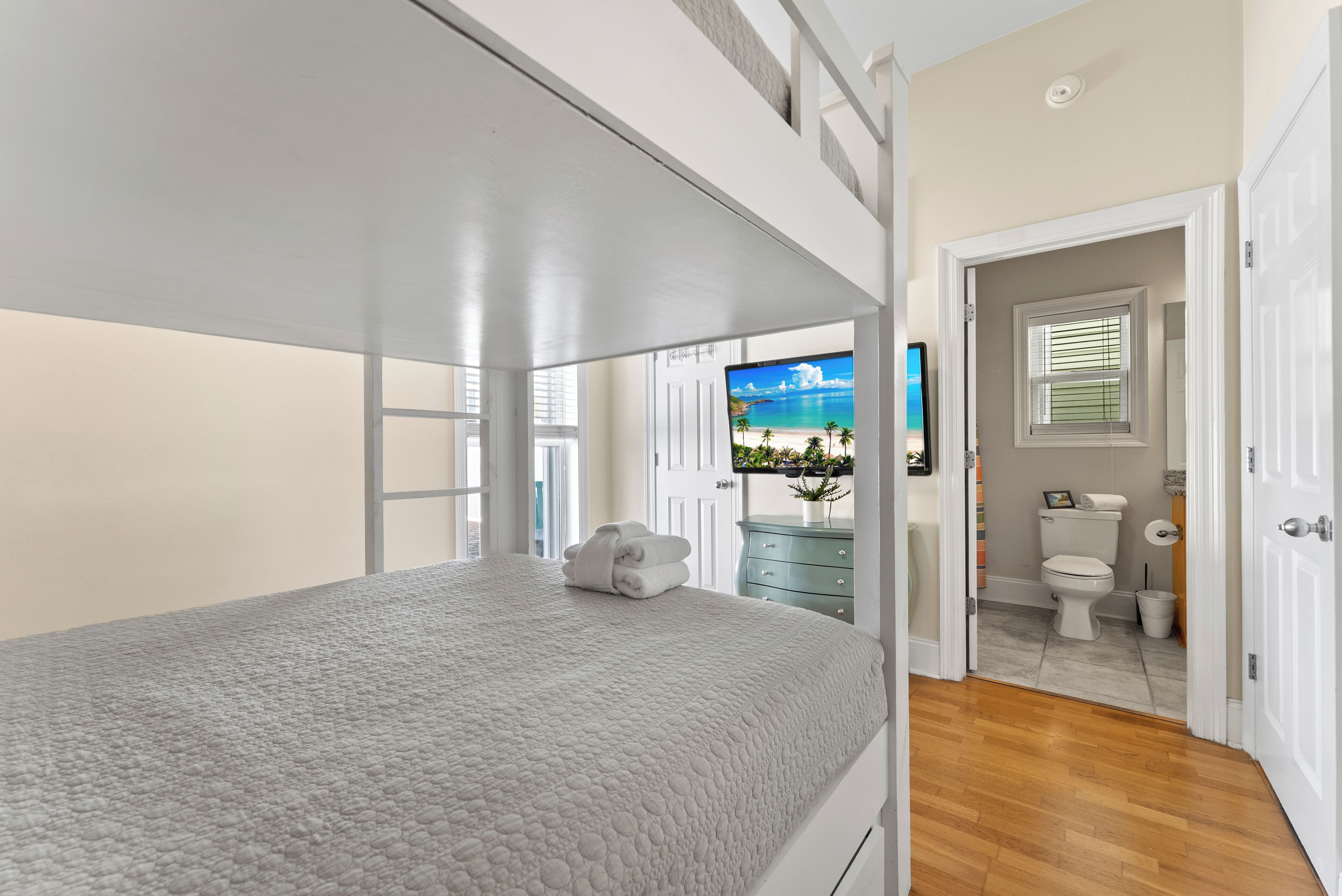 4 makuuhuonetta, silitysrauta/-lauta, internet, vuodevaatteet