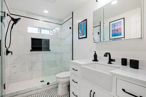 Douche, sèche-cheveux, serviettes fournies