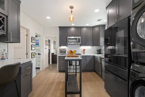 Frigorífico, microondas, horno y placa de cocina