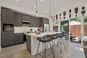 Jääkaappi, mikroaaltouuni, uuni, liesi