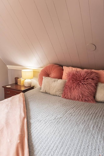 Kendal Room Cozy Mountain Lodge Retreat