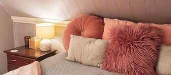 Kendal Room Cozy Mountain Lodge Retreat