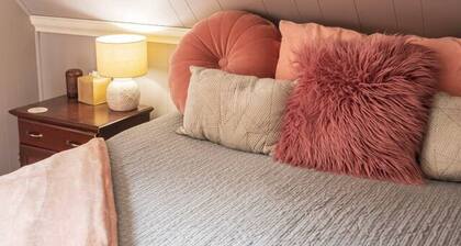 Kendal Room Cozy Mountain Lodge Retreat