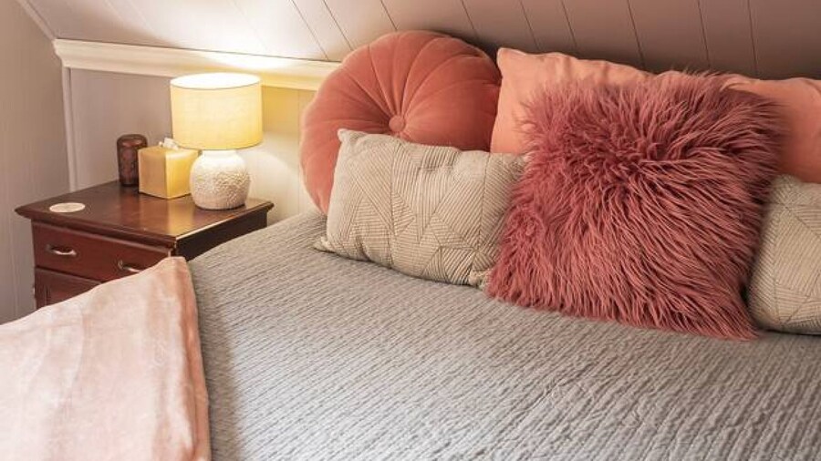 Kendal Room Cozy Mountain Lodge Retreat