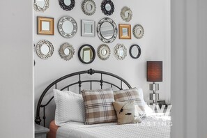 3 bedrooms, desk, iron/ironing board, free WiFi - Executive Retreat in Hayden with Hot Tub 31+ Day (Hayden)