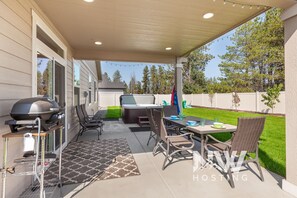 Outdoor dining - Executive Retreat in Hayden with Hot Tub 31+ Day (Hayden)