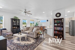 Smart-TV, bøker og kontorer