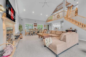 TV, fireplace, offices - Large Family Friendly House on the Fairway Hideout (Lake Ariel)