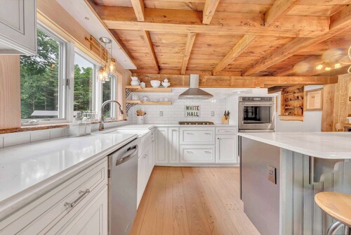 Historic Winery Farmhouse by Lake