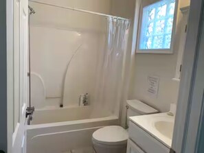 Een haardroger, handdoeken, zeep, shampoo