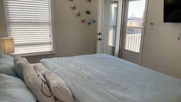 3 slaapkamers, een strijkplank/strijkijzer, gratis wifi, beddengoed