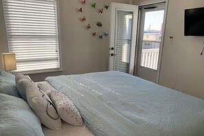 3 bedrooms, iron/ironing board, free WiFi, bed sheets - beautiful condo only 1.5 block to boardwalk (Wildwood)