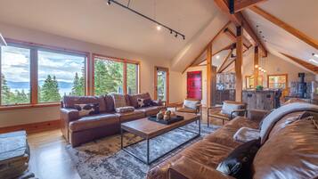 Een televisie, een open haard en boeken