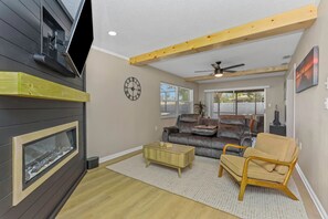 Smart TV, fireplace, stereo