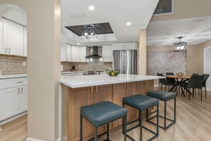 冷蔵庫、電子レンジ、オーブン、コンロ