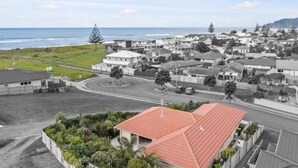 A coastal residential area with houses, a road, and a view of the ocean. - Private Coastal Sanctuary, Next to the beach! (Coastlands)