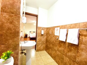 Shower, towels, soap, shampoo - Green Garden Hostal (Baños de Agua Santa)