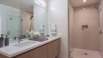 Hårføner, håndklær, såpe og toalettpapir