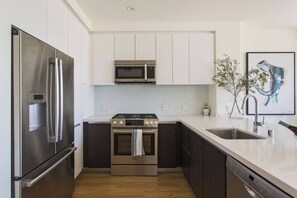 Microondas, horno, placa de cocina, lavavajillas