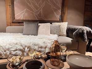 2 bedrooms, travel crib, free WiFi, bed sheets