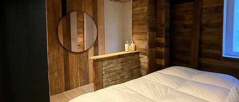 2 bedrooms, travel cot, free WiFi, bed sheets