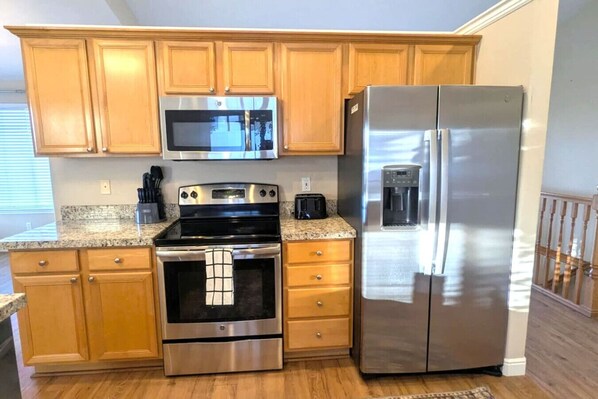 Frigorifero, microonde, forno, piano cottura