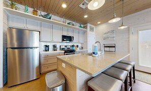 冷蔵庫、電子レンジ、オーブン、コンロ