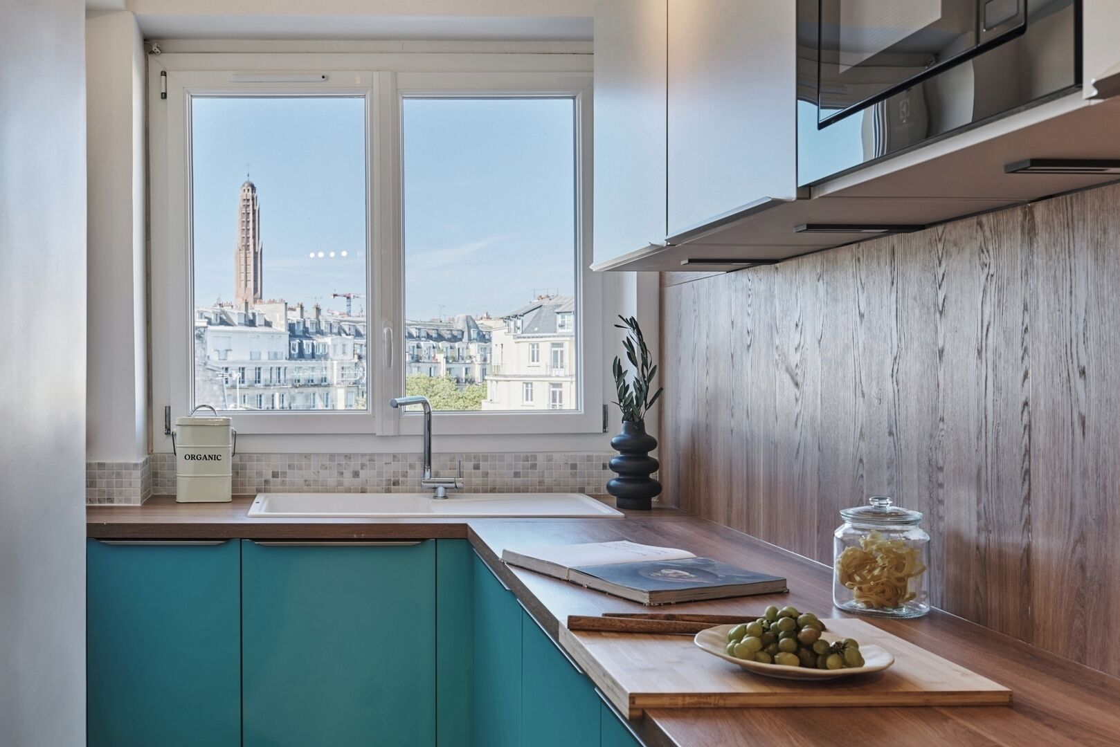 Een koelkast, een microgolfoven, een oven, een kookplaat