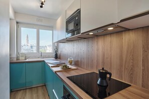 Réfrigérateur, micro-ondes, four, plaque de cuisson