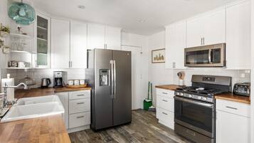 ثلاجة، ميكروويف، فرن، موقد طهي مسطح