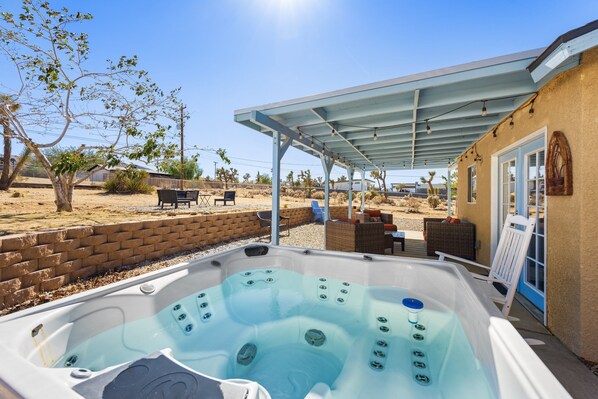 Terrace/patio - Starlight Ranch with Hot Tub, Fire Pit & BBQ (Joshua Tree)