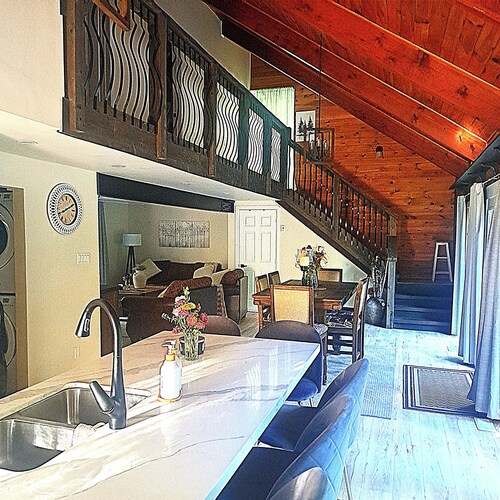 Romantic Retreat with King Suite, Luxurious Chalet Surrounded by Towering Maples