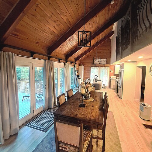 Romantic Retreat with King Suite, Luxurious Chalet Surrounded by Towering Maples