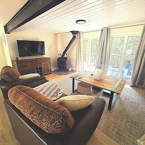 Una Smart TV, una chimenea, libros