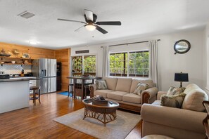 Smart TV, ping pong, books - Peaceful Waterfront Escape on Withlacoochee • Private Dock, Old Florida Charm (Yankeetown)