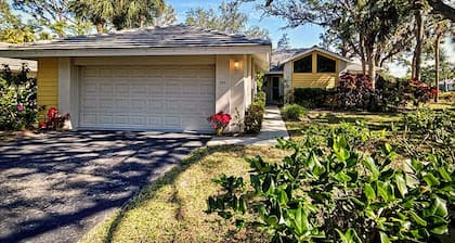 Charming 2-bedroom villa with AC in Venice Plantation Golf and Country Club