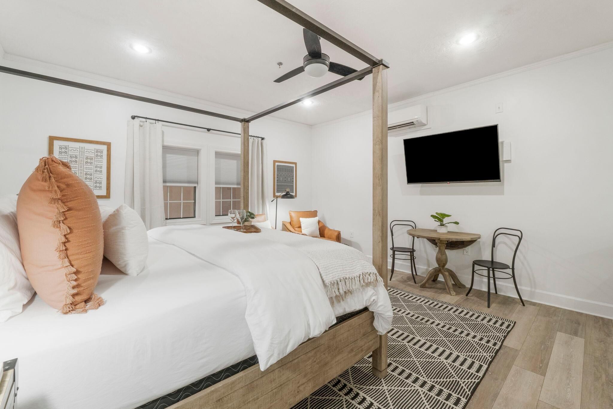 Studio, 1 King Bed (Village of SoWal B257)