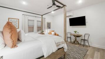 Studio, 1 King Bed (Village of SoWal B257)