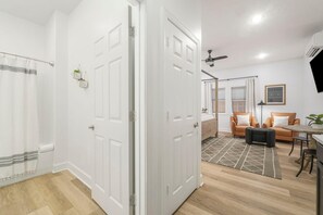 開放式客房, 1 張特大雙人床 (Village of SoWal B257)