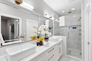Shower, hair dryer, towels, soap - Uptown Brownstone - 1 Block off Downtown Square (Bentonville)