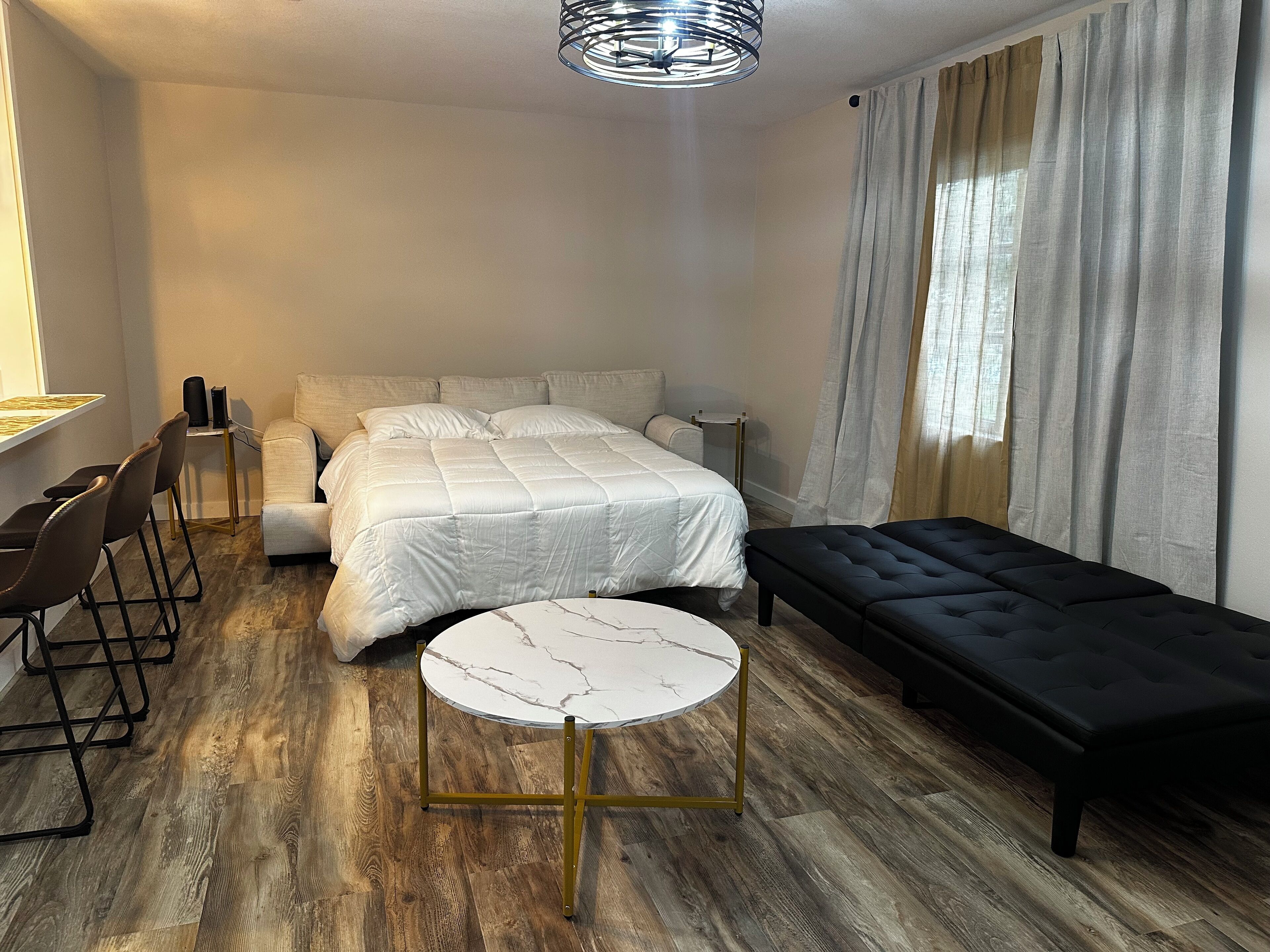 3 bedrooms, iron/ironing board, WiFi, bed sheets