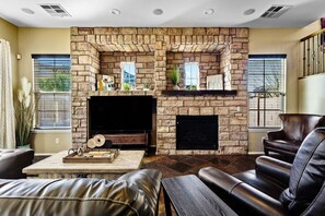 Télévision, cheminée, imprimantes