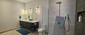Dusche, Haartrockner, Handtücher, Seife